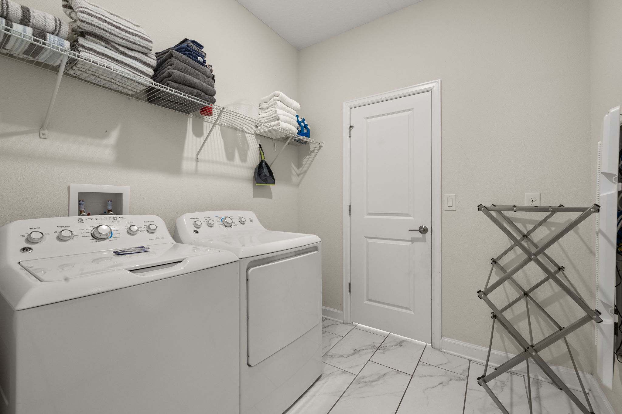 Elegant townhouse w/ pool & resort access