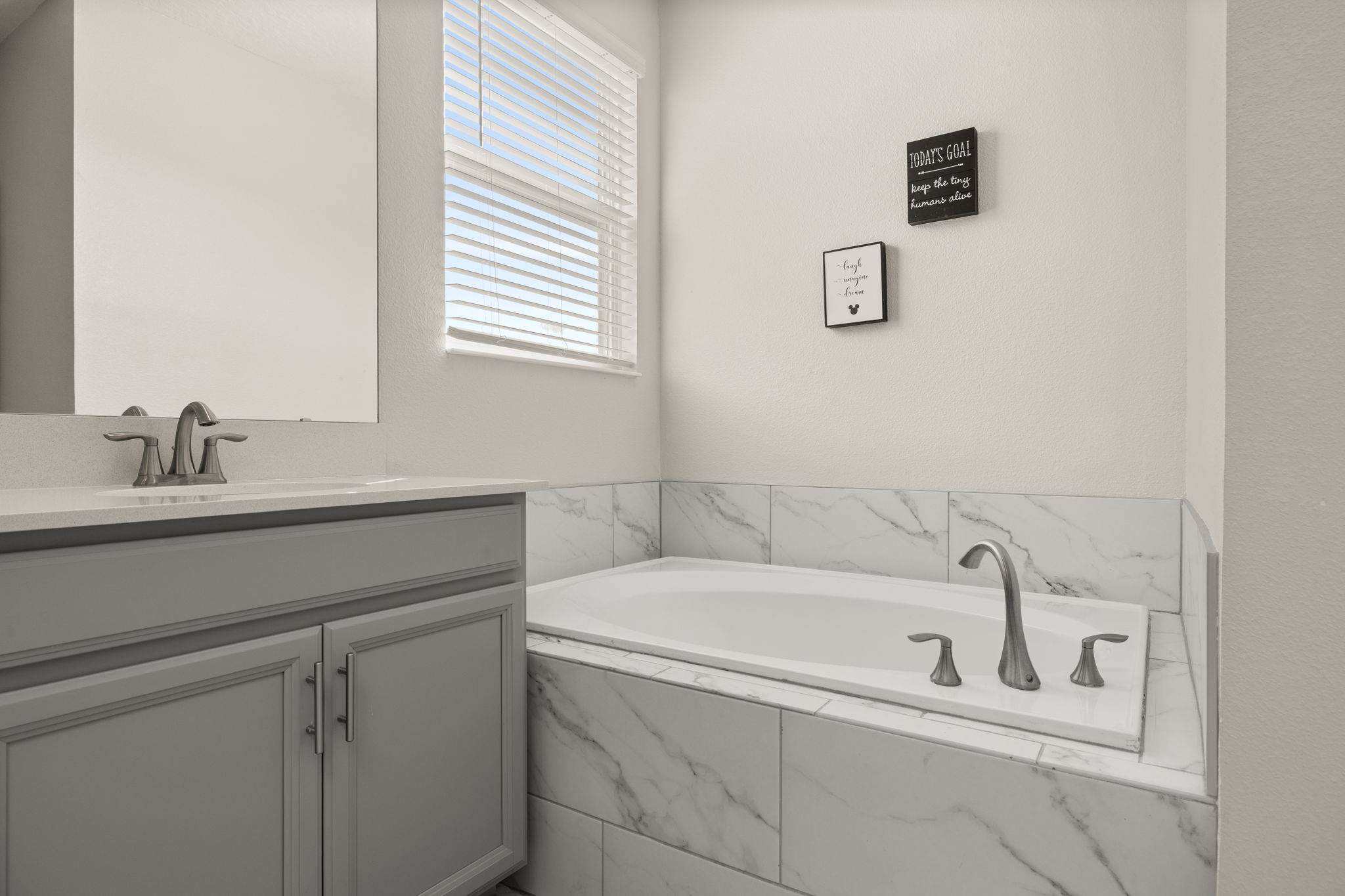 Elegant townhouse w/ pool & resort access