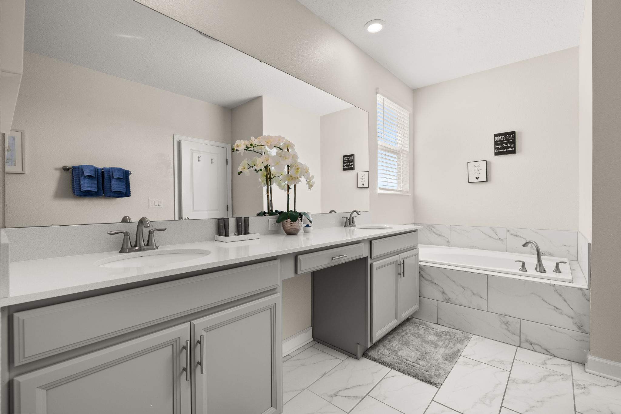 Elegant townhouse w/ pool & resort access