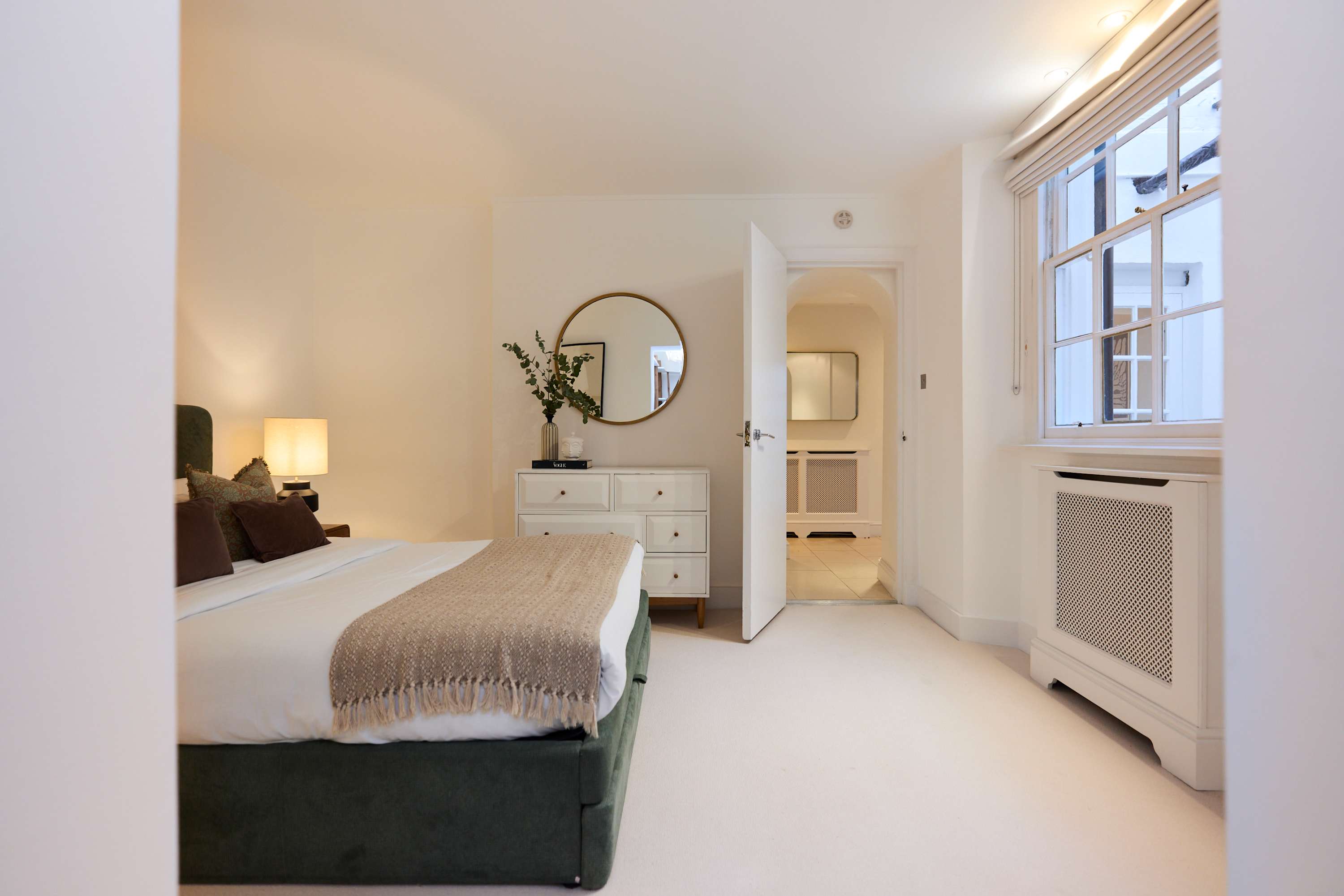 Three-Bedroom Hyde Park Apartment in Flat 15, Strathearn Place W2 2NQ - Property image 35 - VivreStays