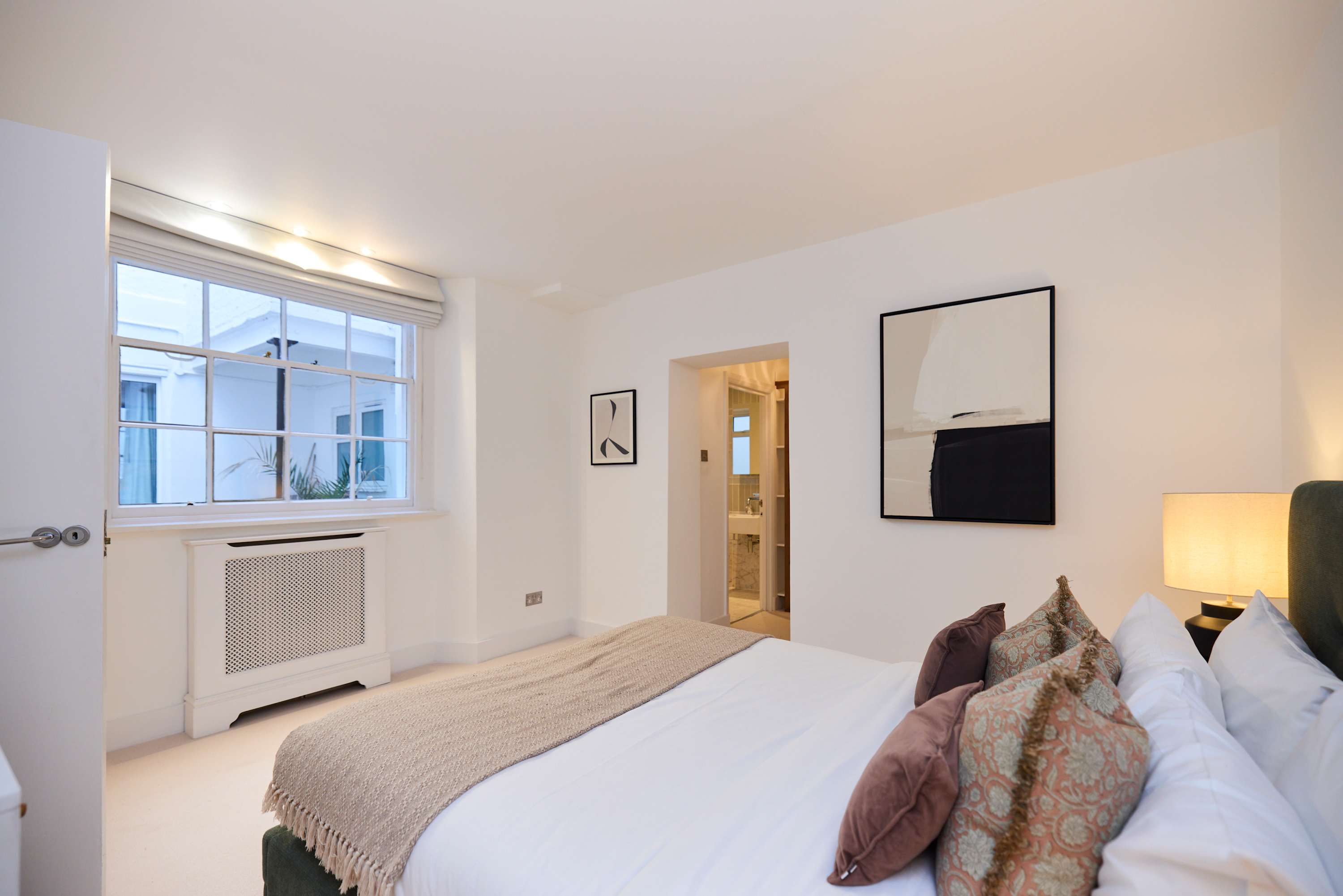 Three-Bedroom Hyde Park Apartment in Flat 15, Strathearn Place W2 2NQ - Property image 37 - VivreStays