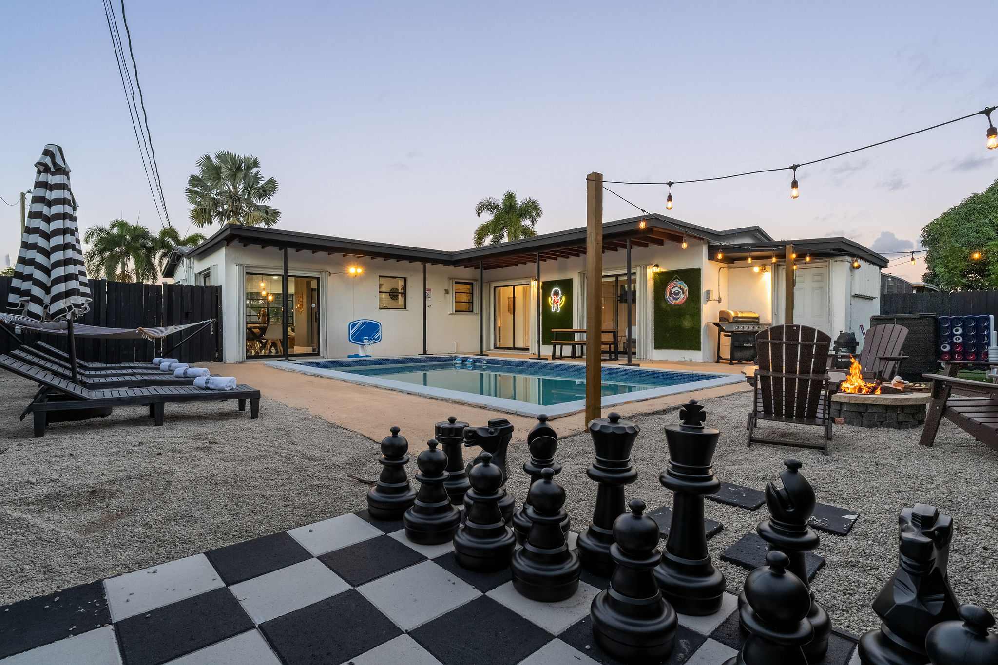 Hollywood Heated Pool Mini Golf, Unique VR Room