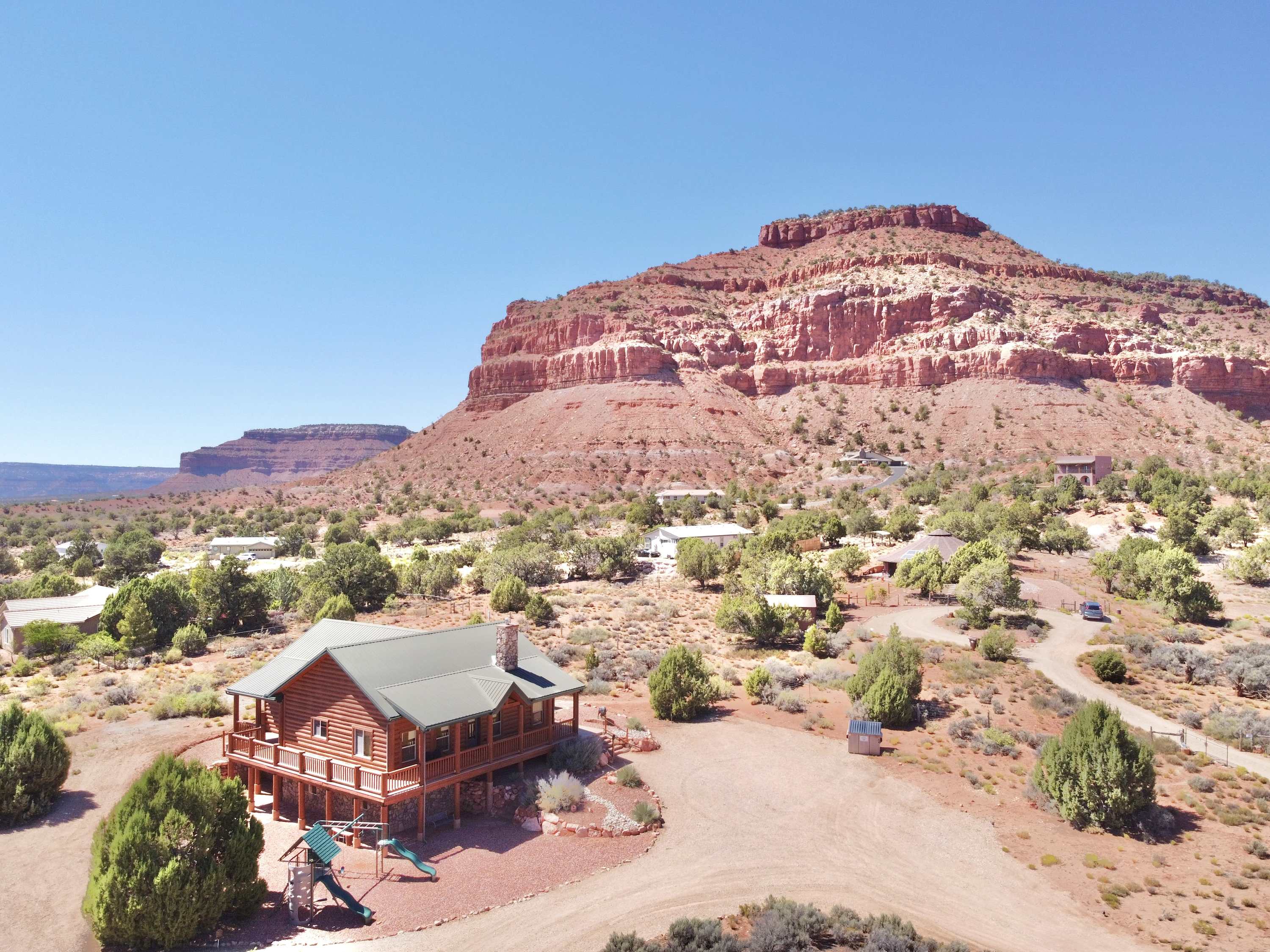 Kanab Family Luxury Log Cabin, Private Hot Tub, Stargazing, Pets OK, Near Bryce Canyon and Zion! — Kanab, UT — vacation rental