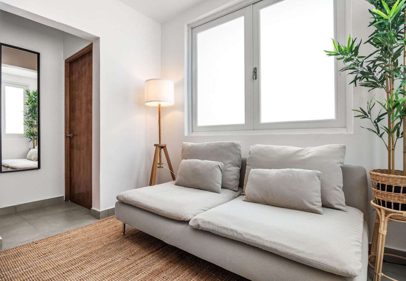 Spacious Family Beach House: Steps to Sand