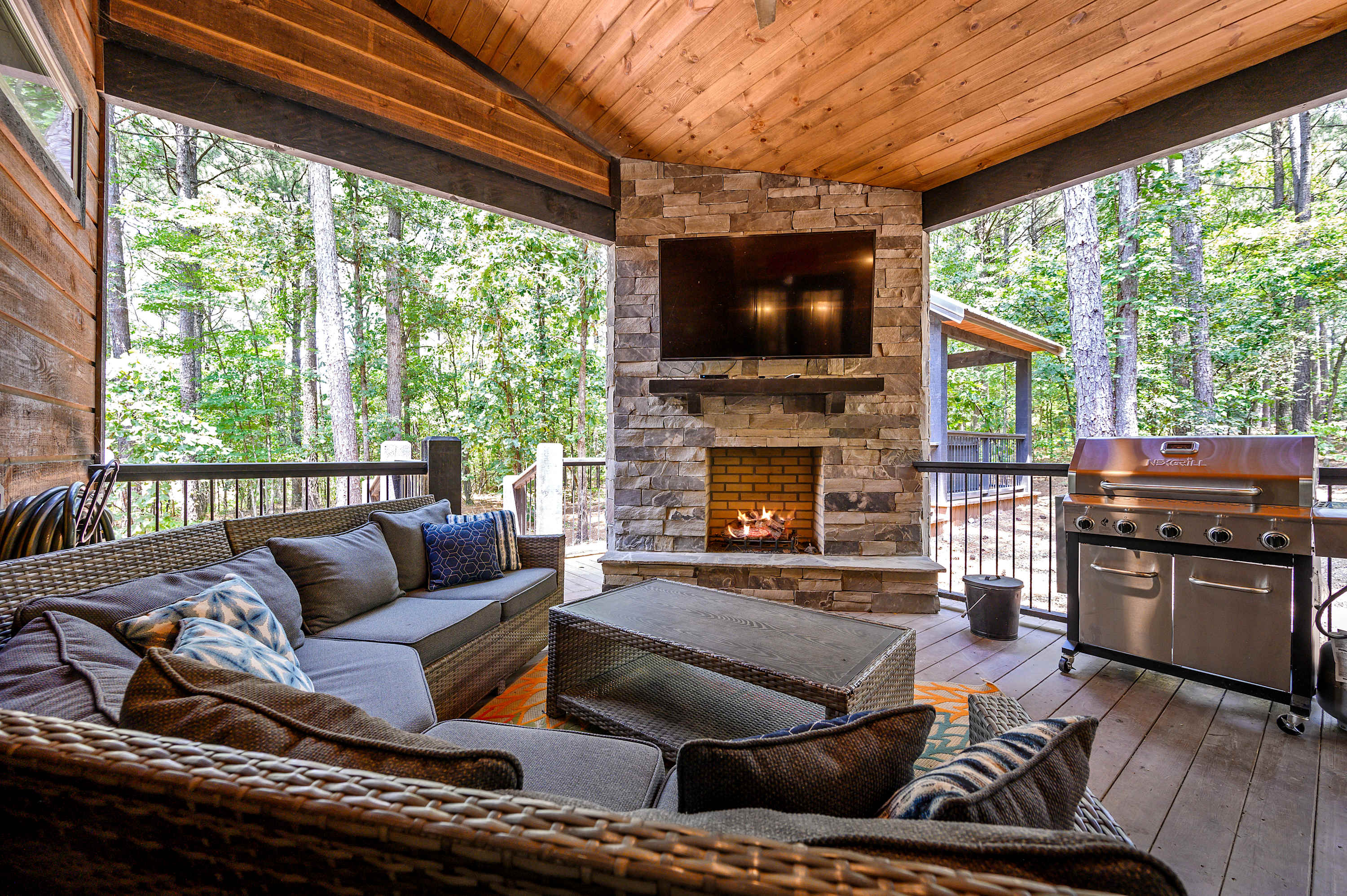 New!6BR Hot Tub-Firepit-Arcade-Playset! Sleeps 22!