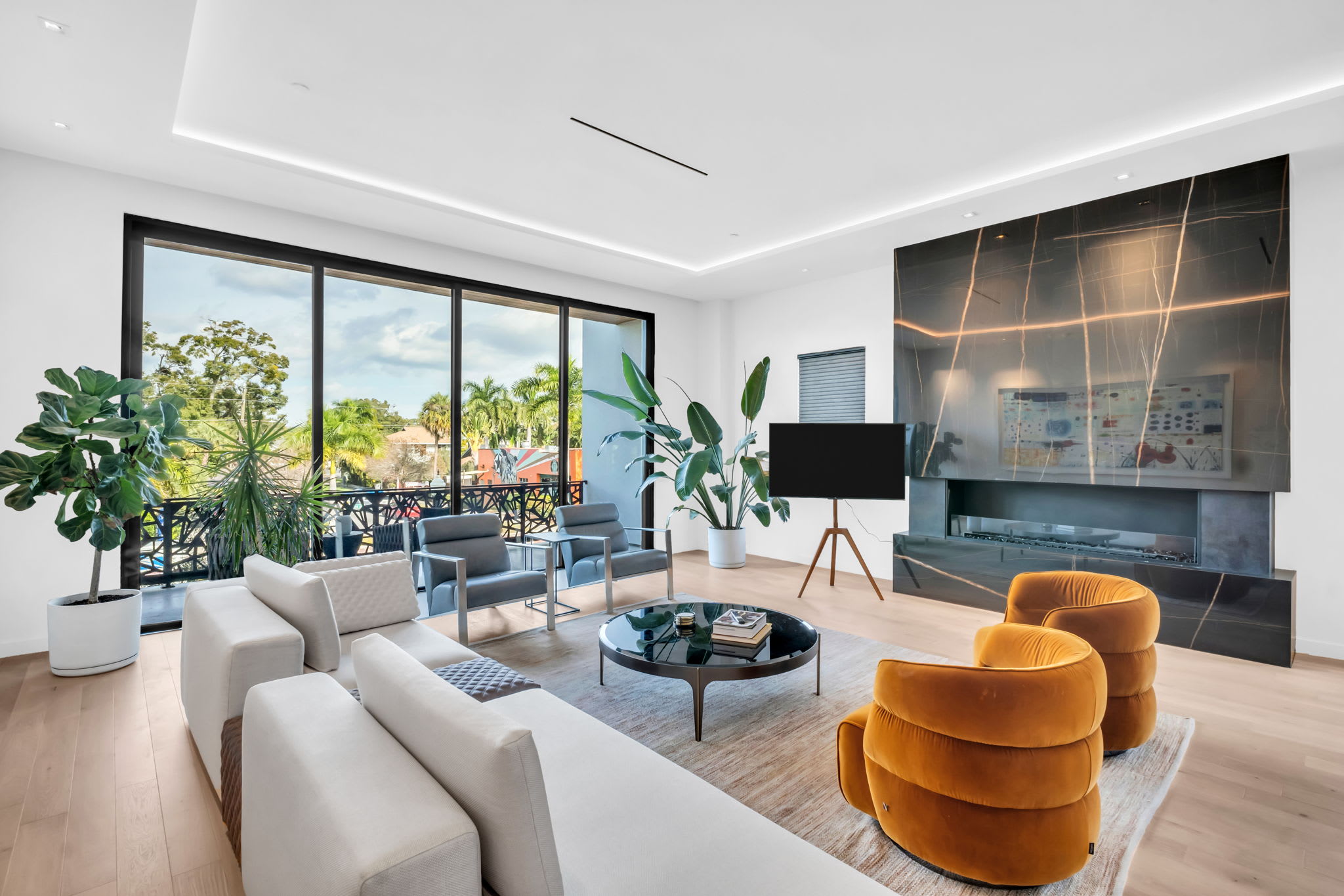 Luxury Penthouse w/ Rooftop Lounge & City Views