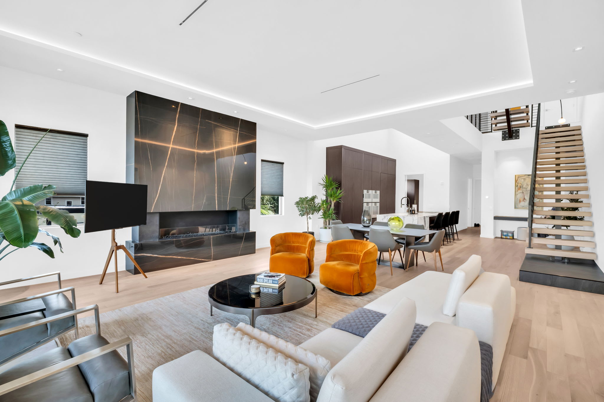 Luxury Penthouse w/ Rooftop Lounge & City Views