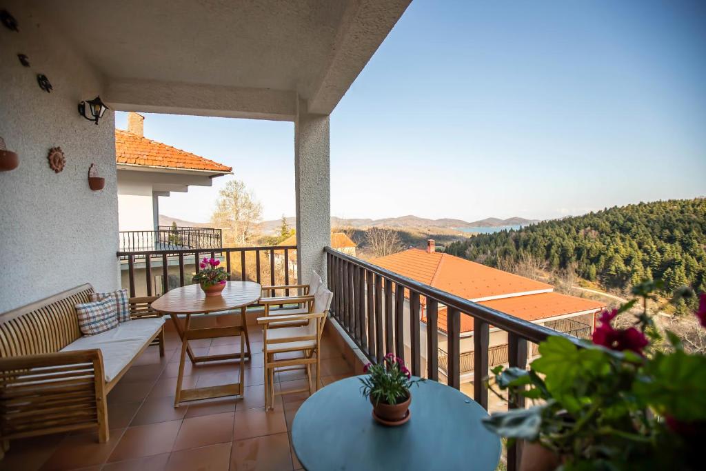 Alonia Forest House - Lake Plastira Getaway — Kruoneri, Karditsa — vacation rental