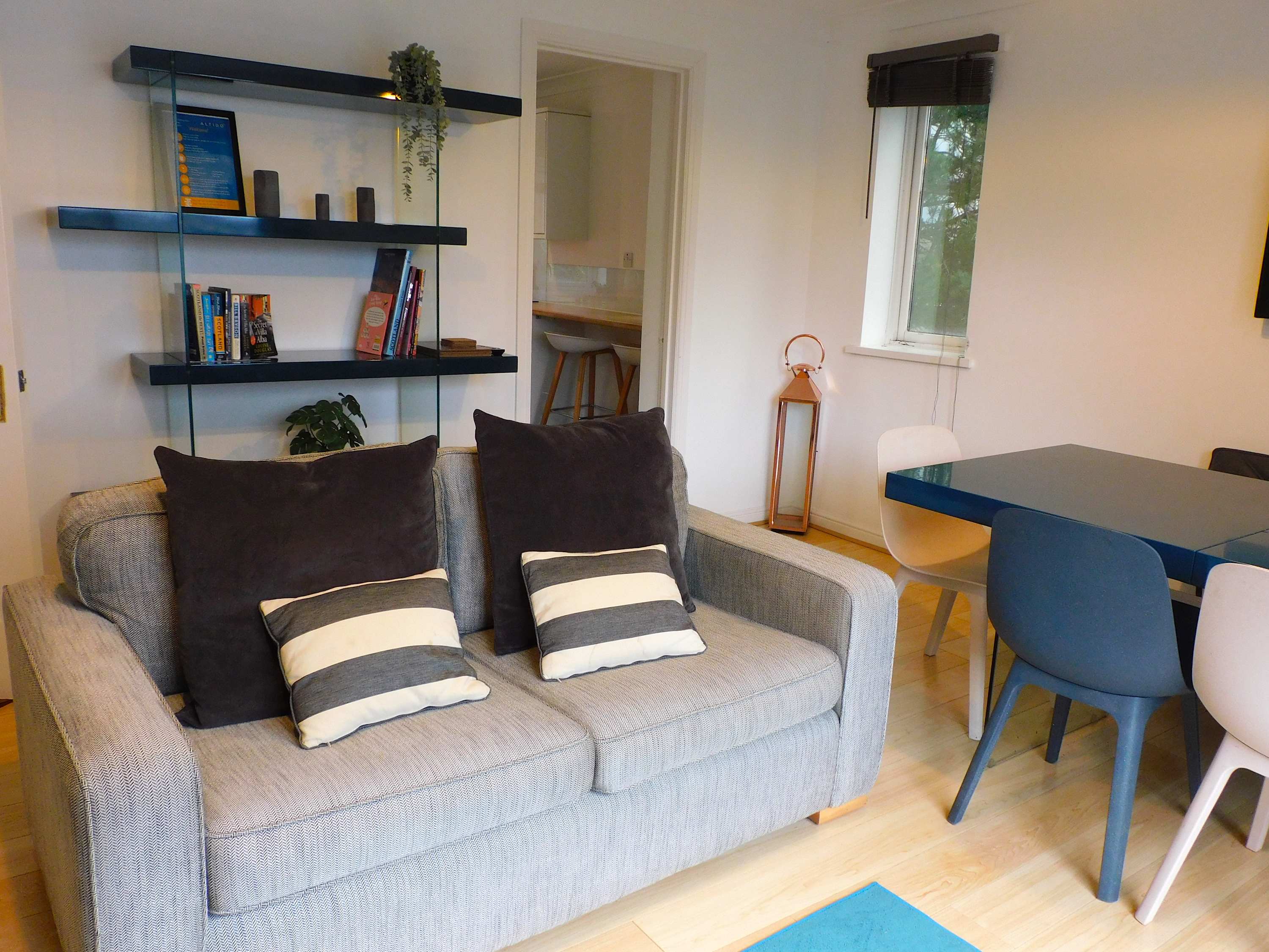 Bright 3 Bed Apt overlooking River, SEC & Hydro