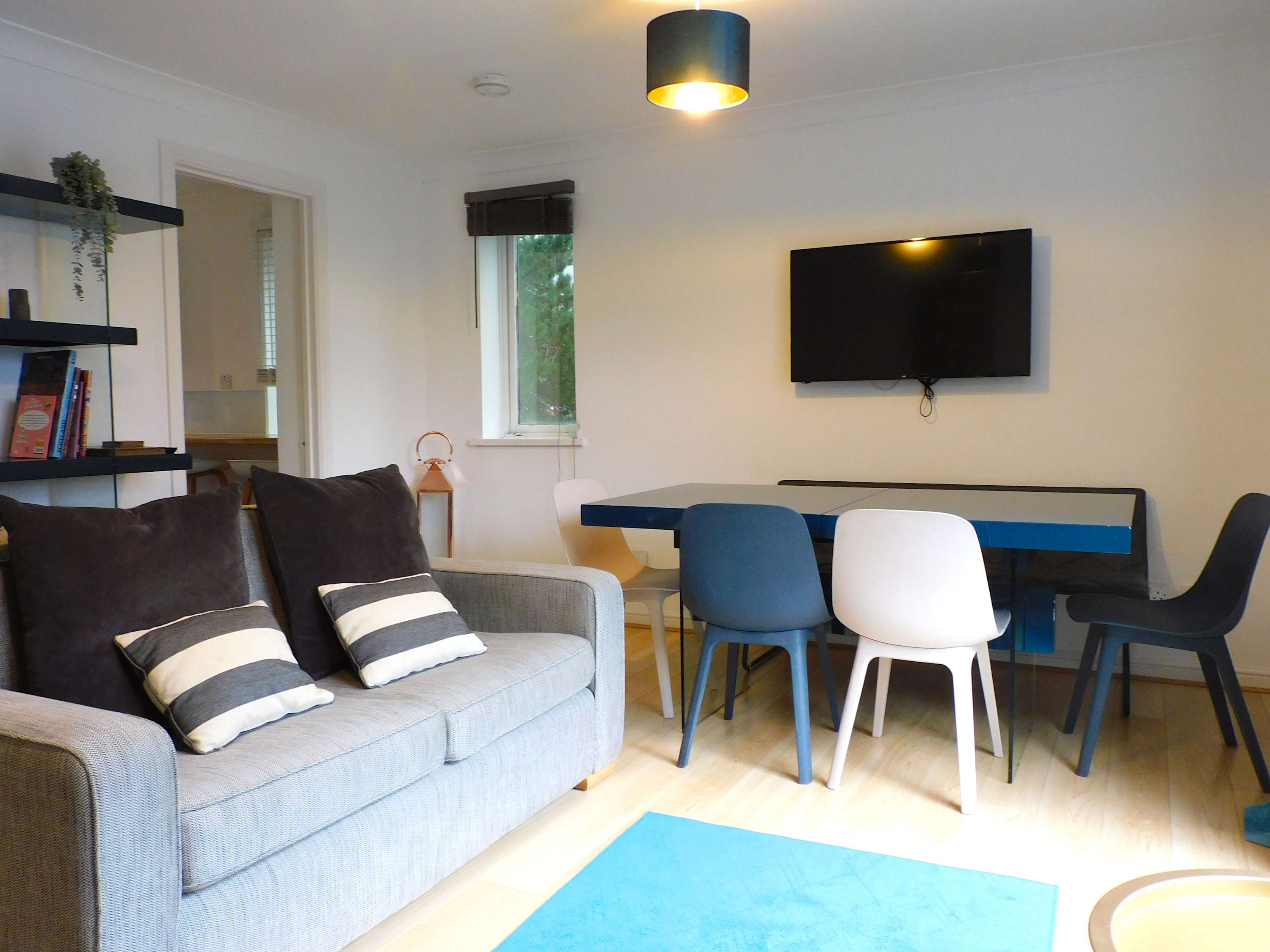 Bright 3 Bed Apt overlooking River, SEC & Hydro