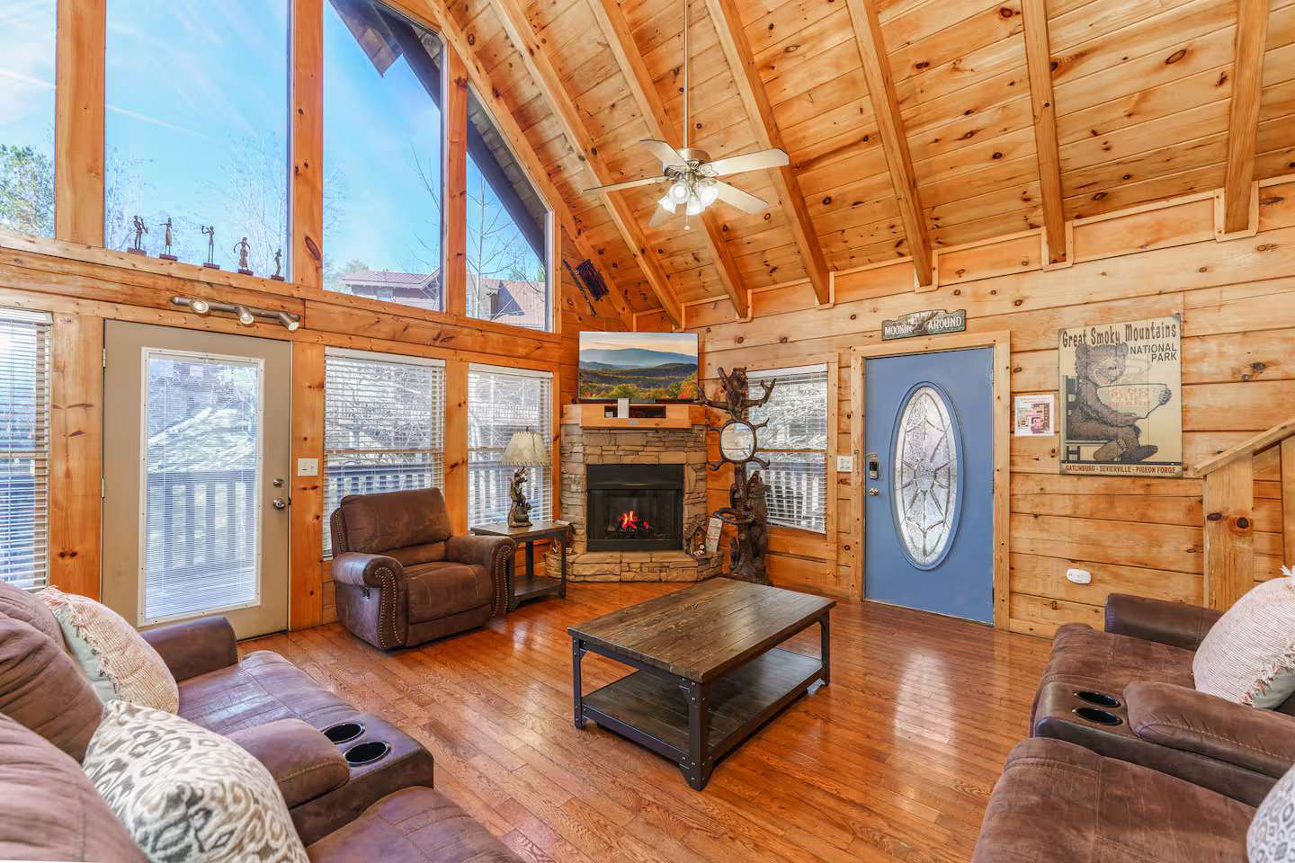 Beautiful Cabin, Sleeps 14, Hot Tub, Picnic Area โ Pigeon Forge, TN โ vacation rental