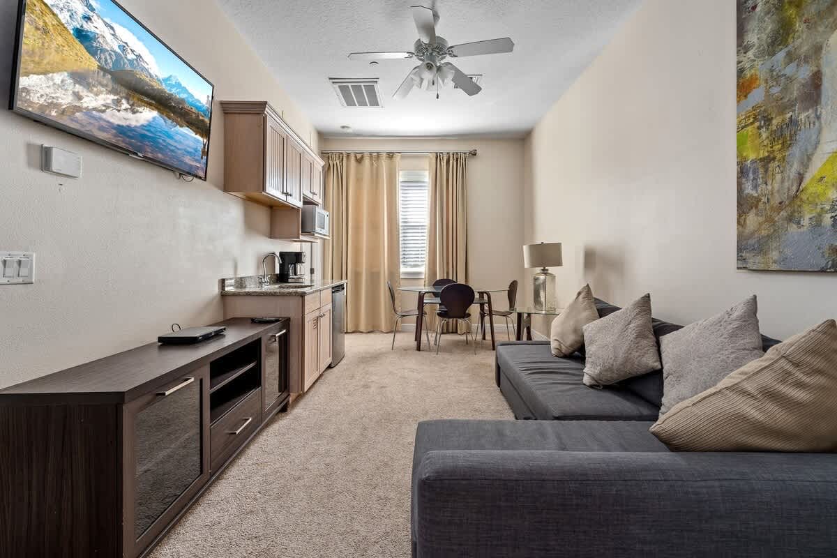 Estate w/private pool & movie theater