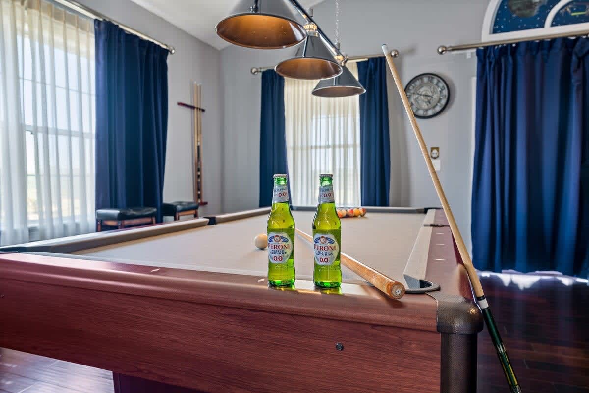 Estate w/private pool & movie theater