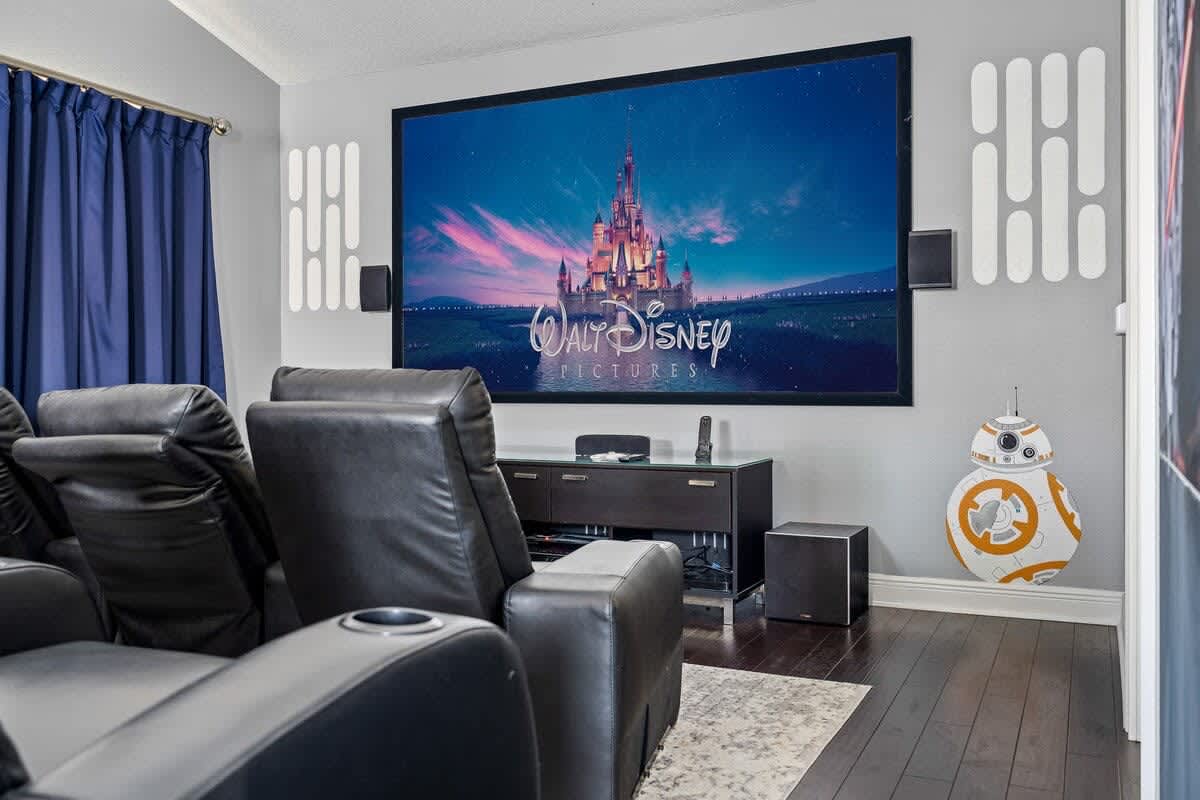 Estate w/private pool & movie theater