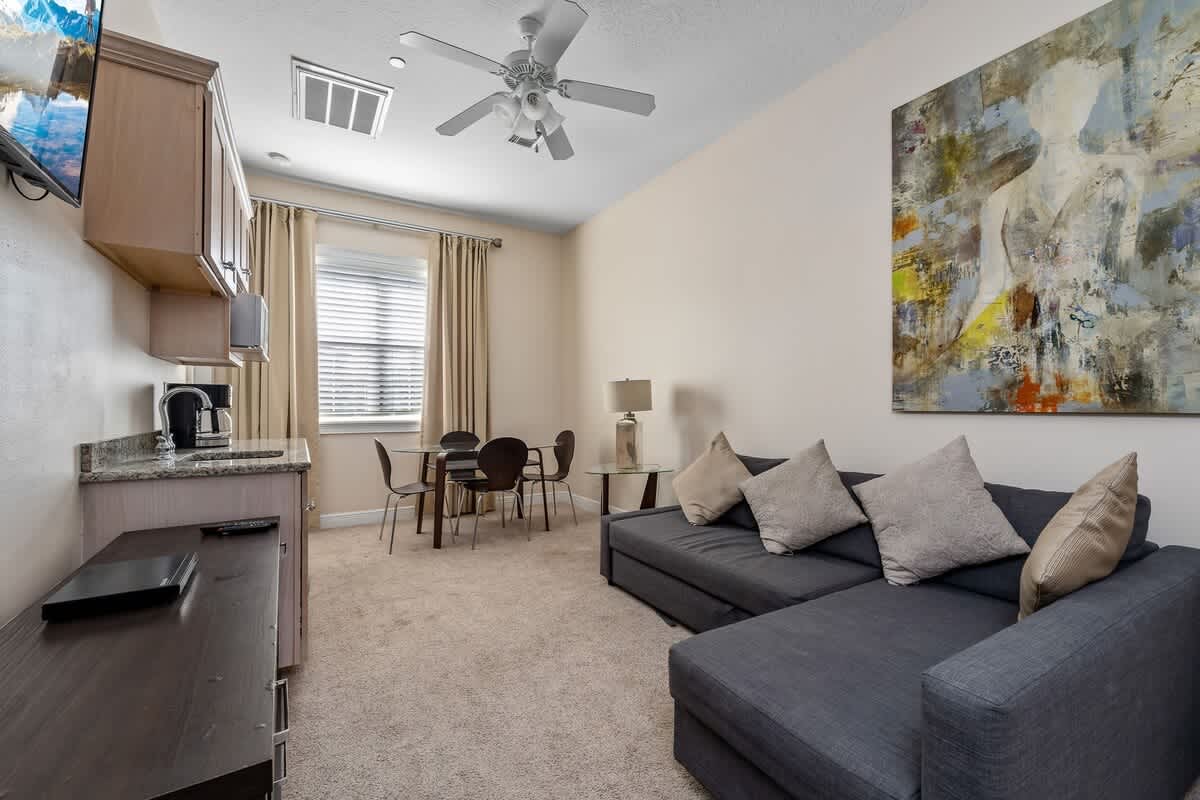 Estate w/private pool & movie theater