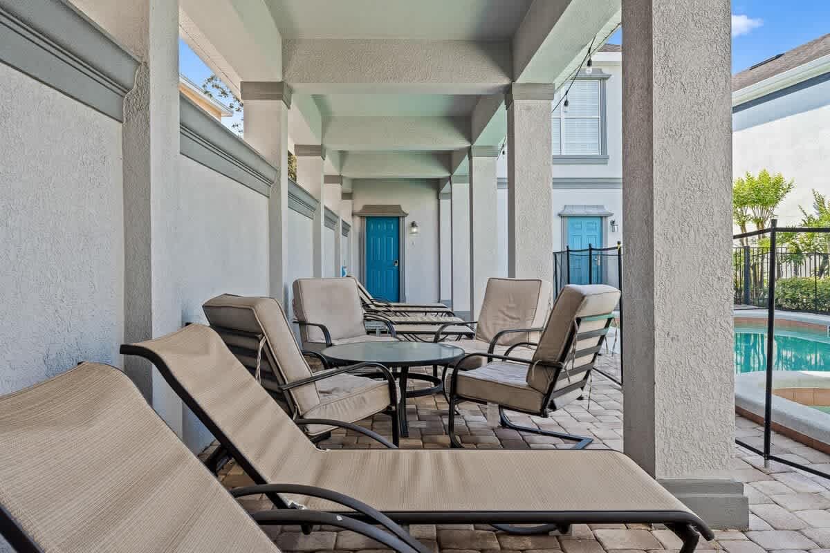 Estate w/private pool & movie theater