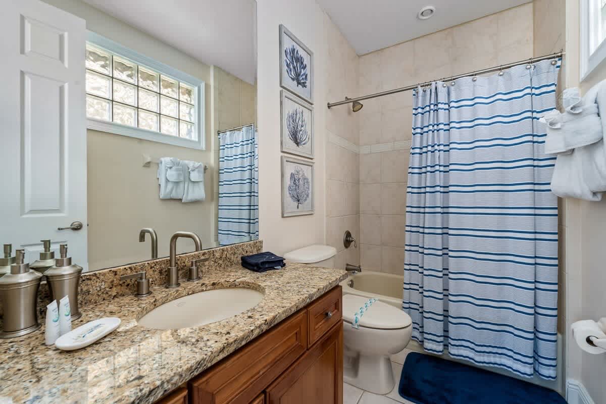 Estate w/private pool & movie theater