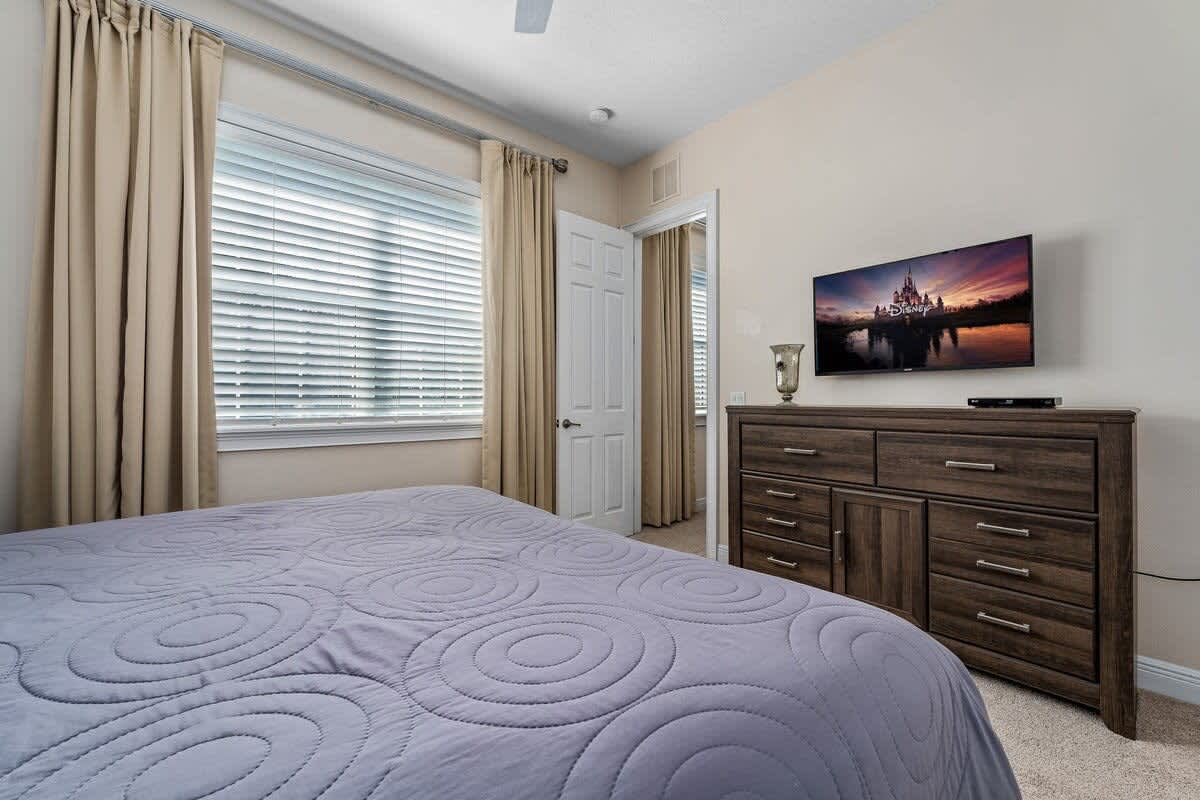 Estate w/private pool & movie theater