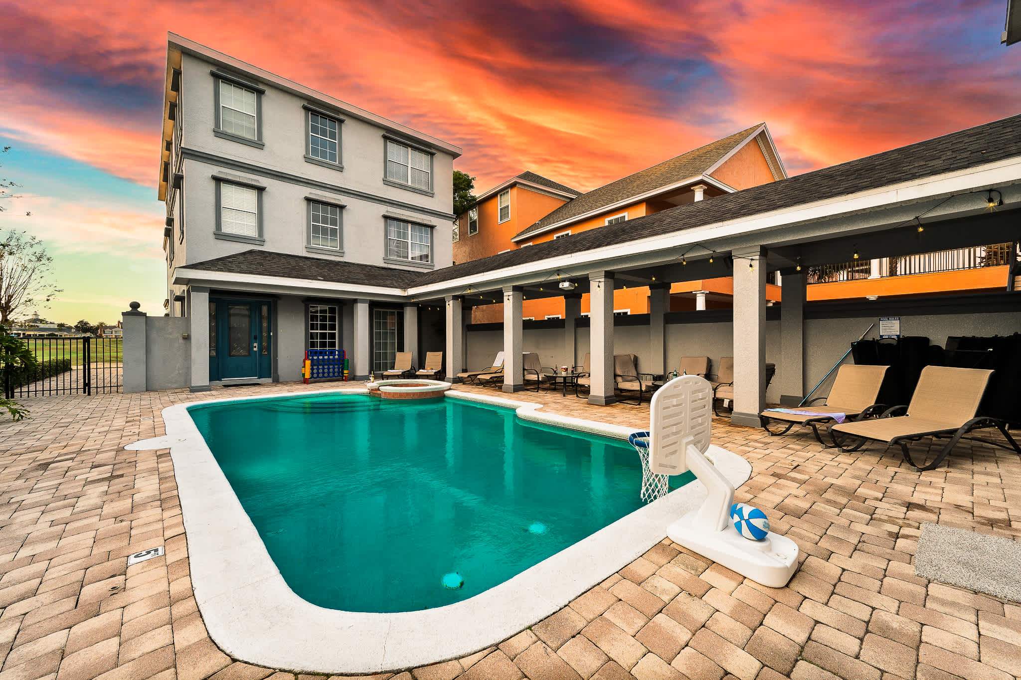 Estate w/private pool & movie theater