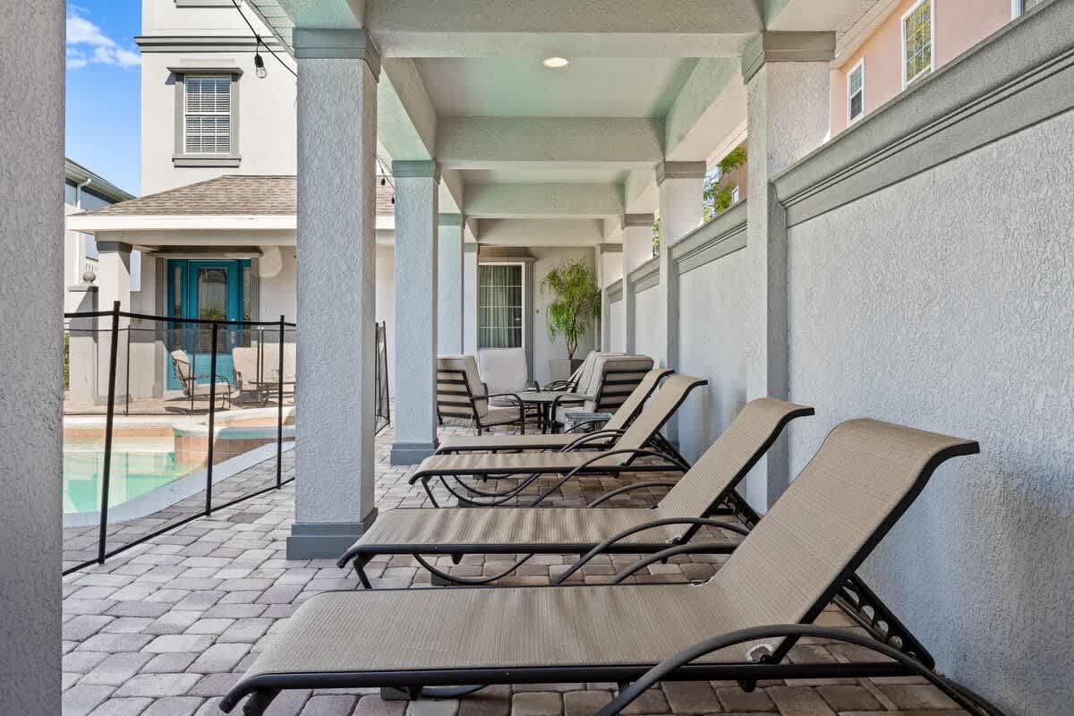 Estate w/private pool & movie theater