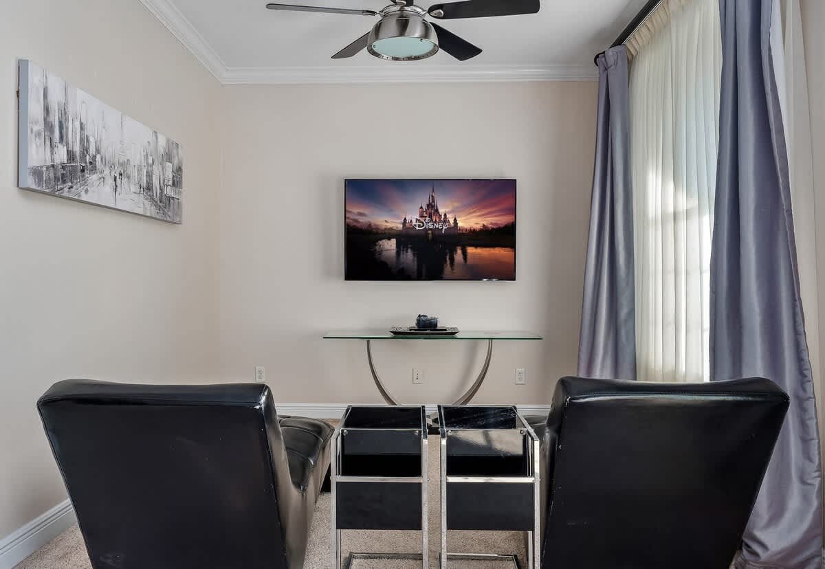 Estate w/private pool & movie theater