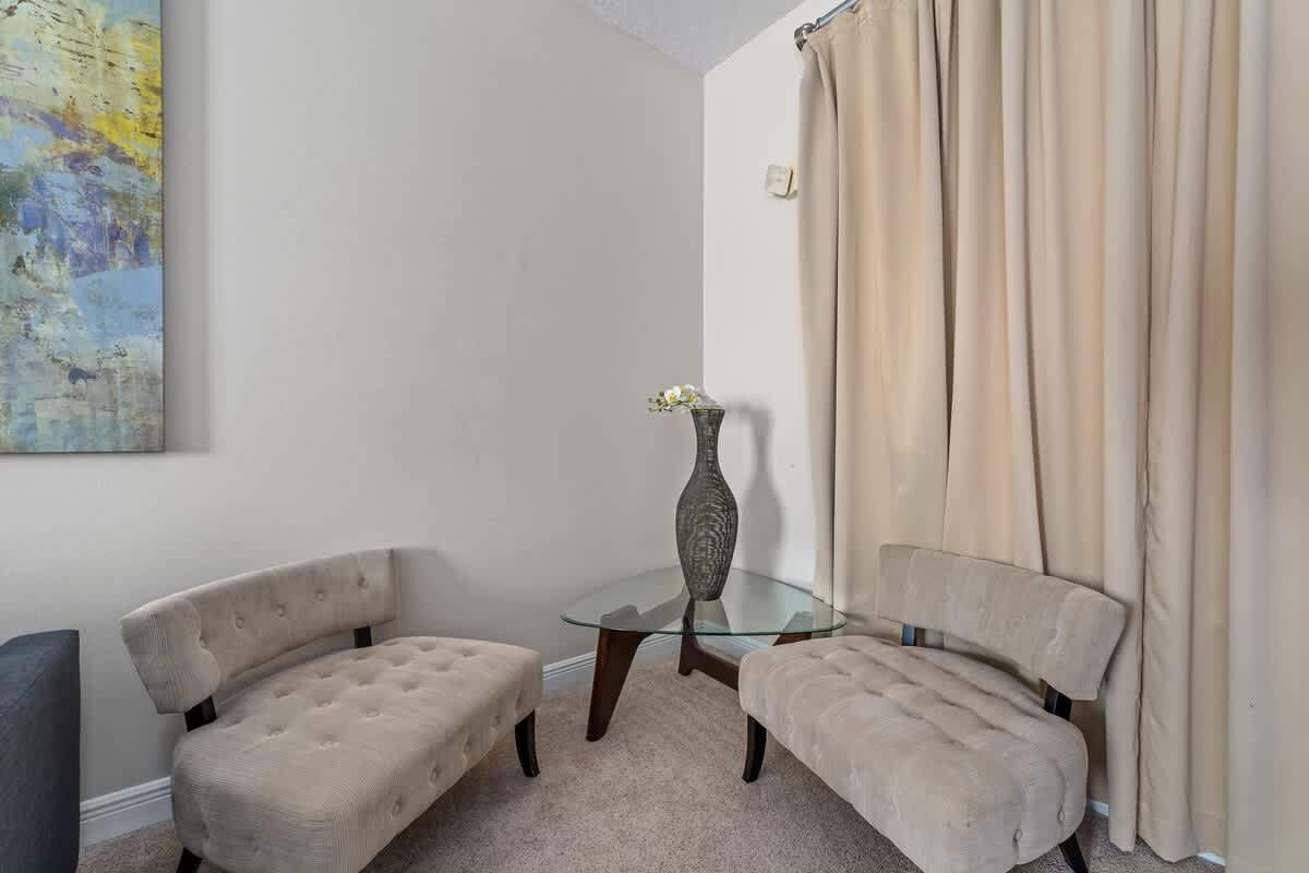 Estate w/private pool & movie theater