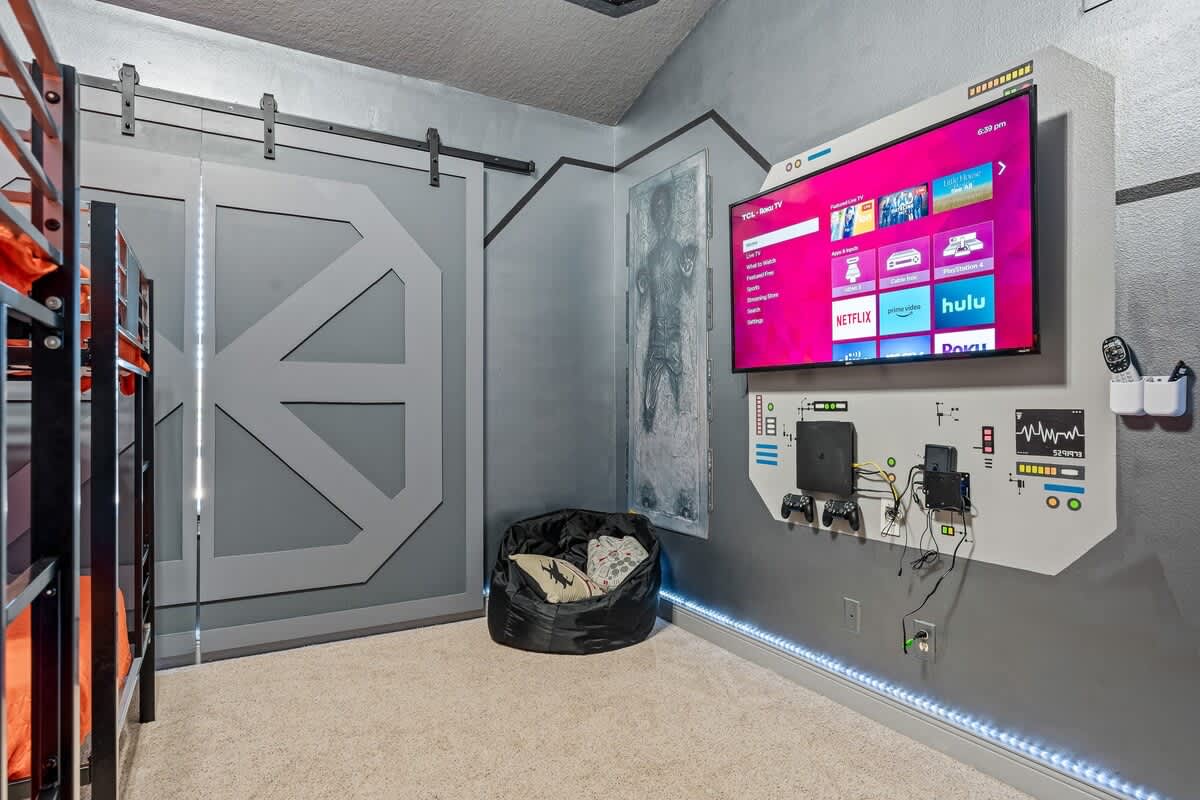 Estate w/private pool & movie theater