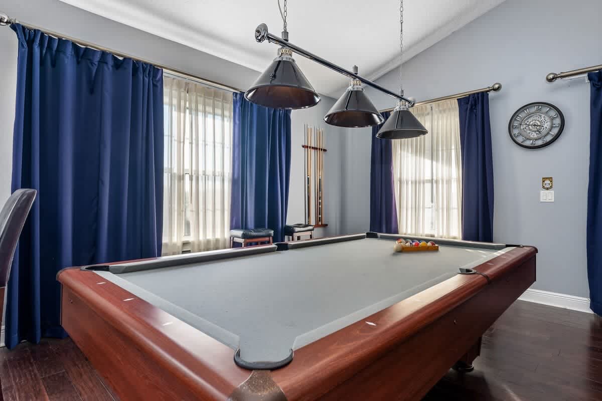 Estate w/private pool & movie theater