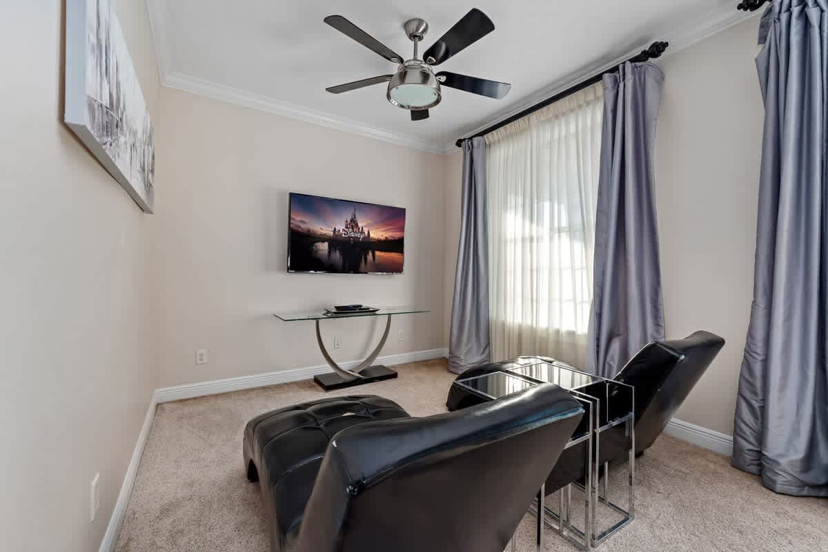 Estate w/private pool & movie theater