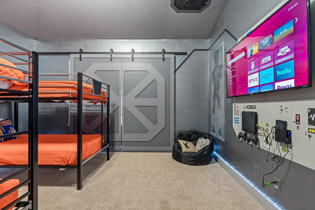 Estate w/private pool & movie theater