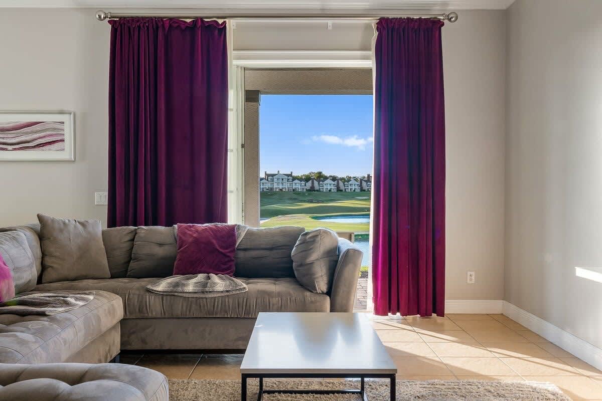 Estate w/private pool & movie theater