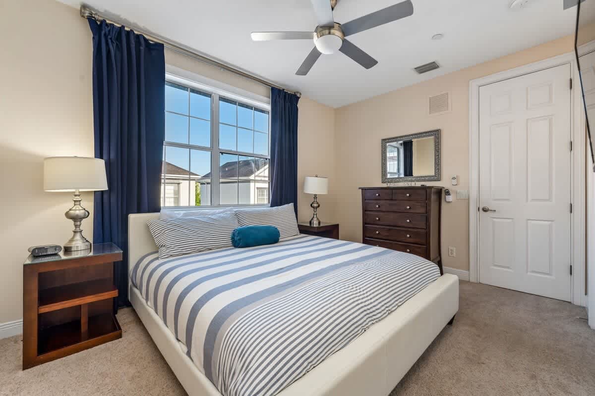 Estate w/private pool & movie theater