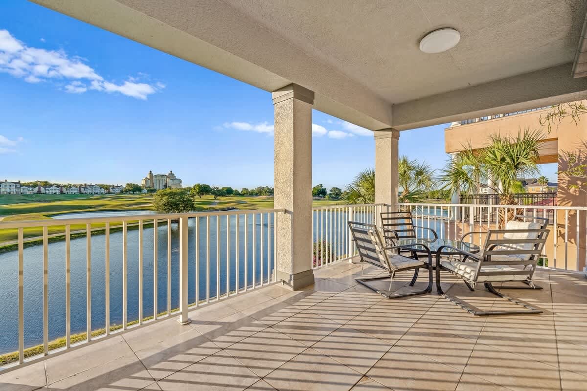 Estate w/private pool & movie theater