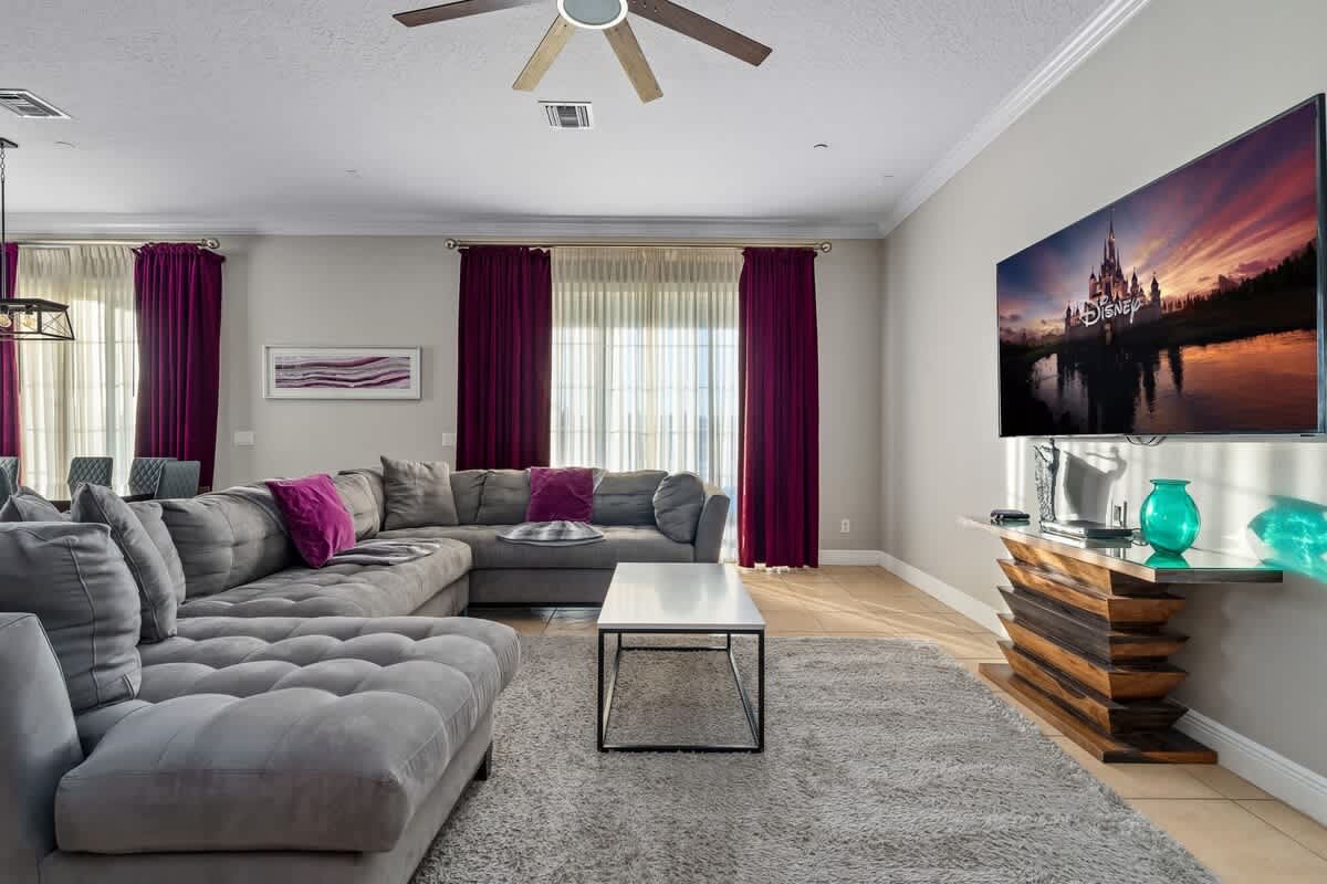 Estate w/private pool & movie theater