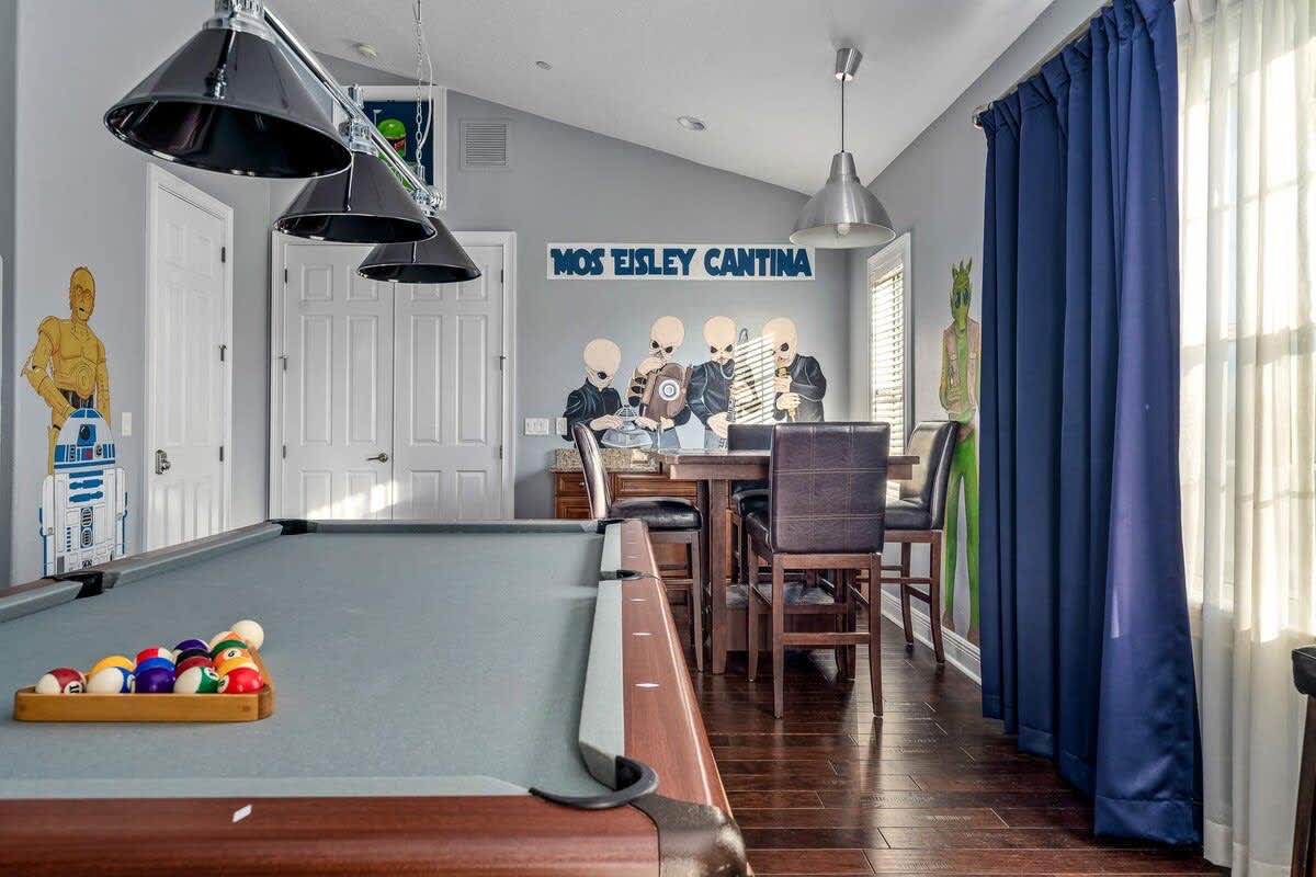 Estate w/private pool & movie theater