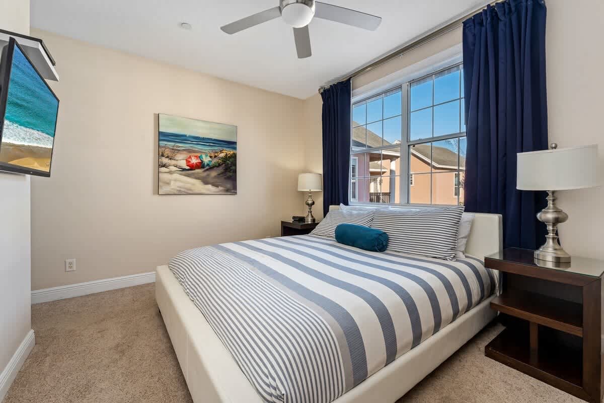 Estate w/private pool & movie theater