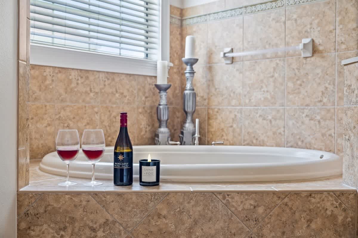 Estate w/private pool & movie theater