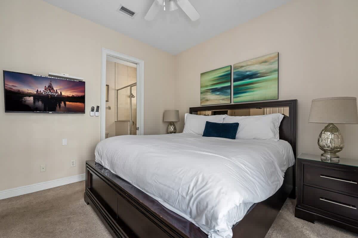 Estate w/private pool & movie theater