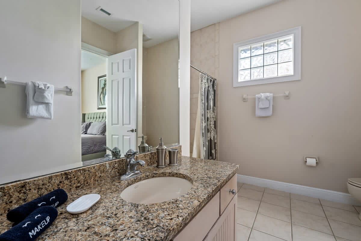 Estate w/private pool & movie theater