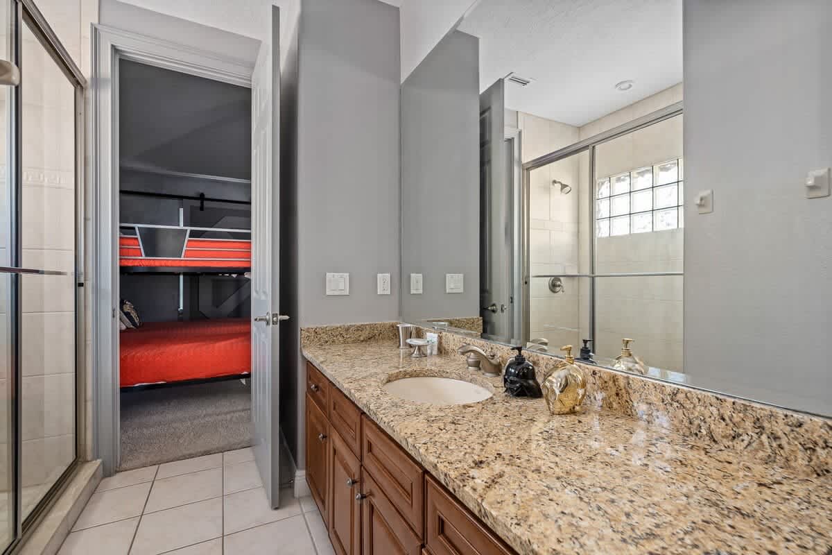 Estate w/private pool & movie theater