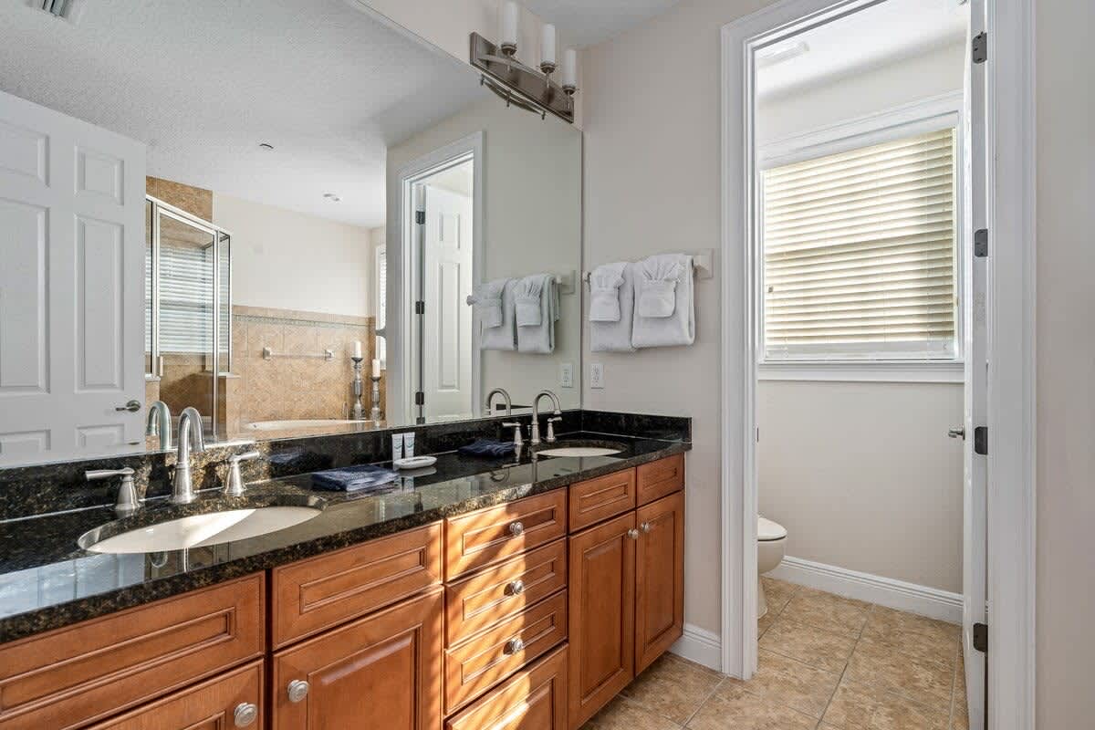 Estate w/private pool & movie theater