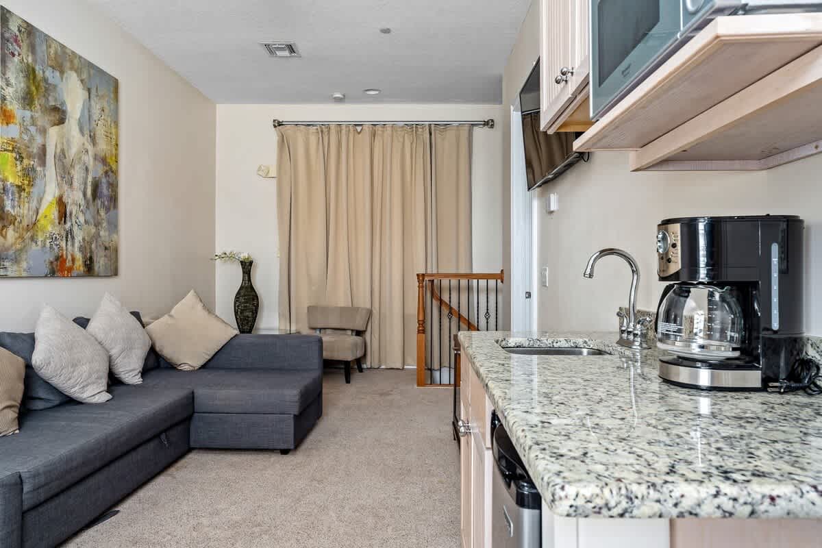 Estate w/private pool & movie theater