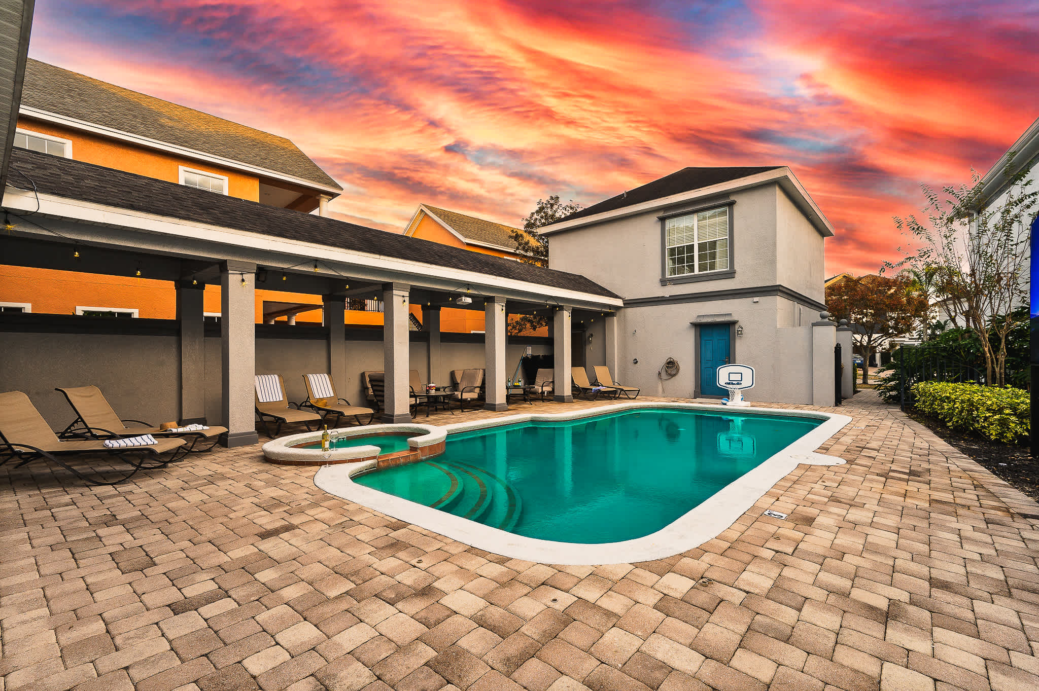 Estate w/private pool & movie theater