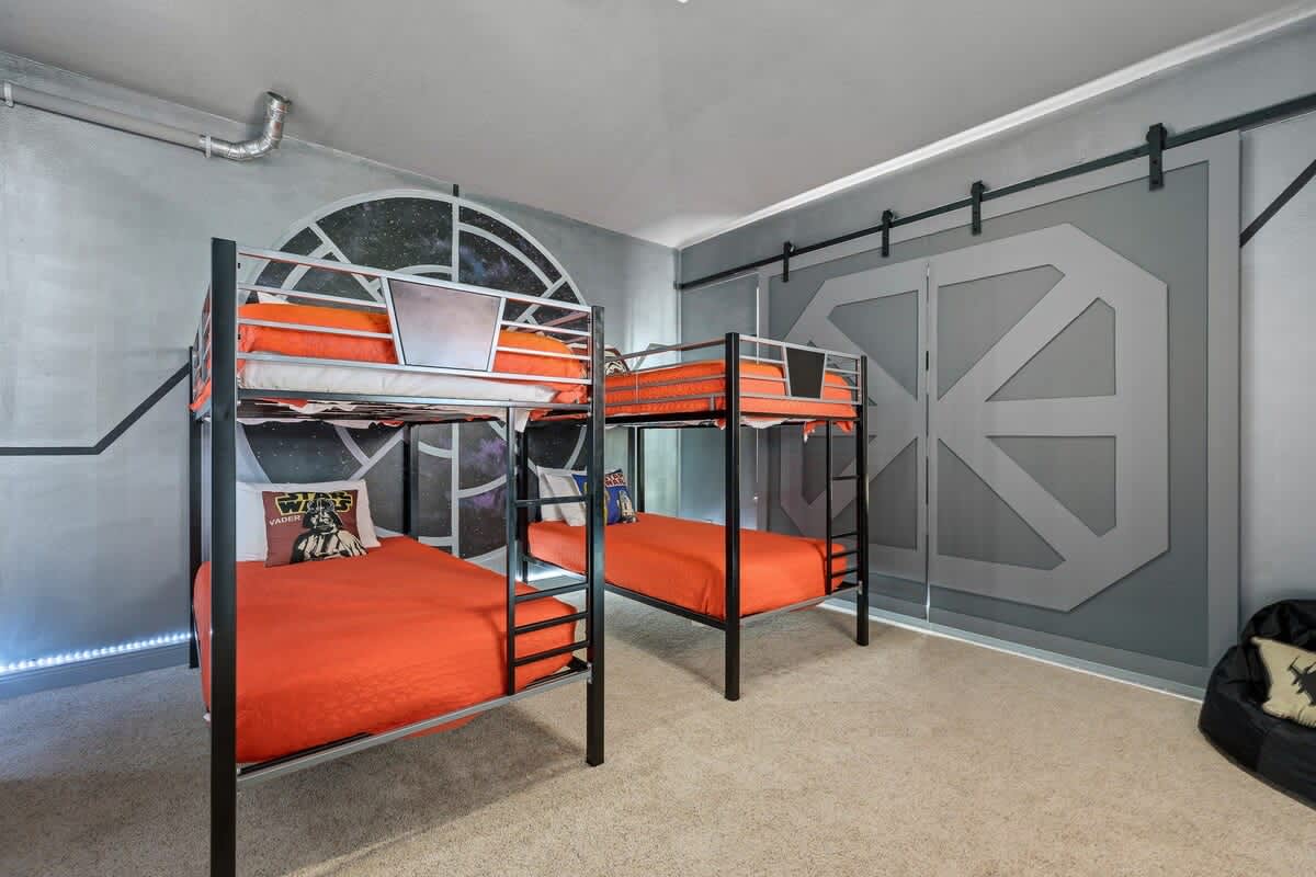 Estate w/private pool & movie theater