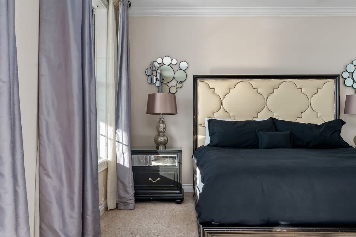 Estate w/private pool & movie theater