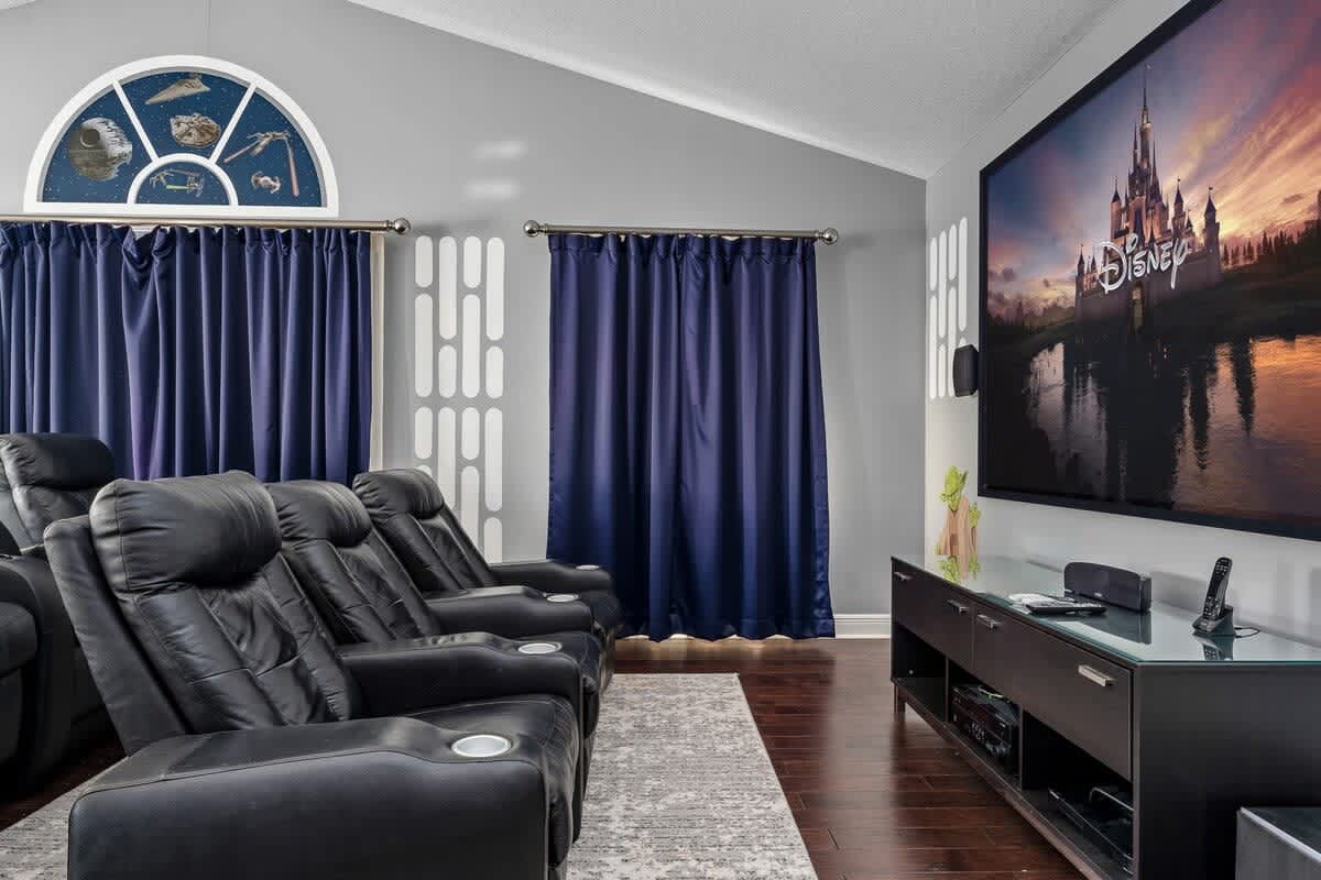 Estate w/private pool & movie theater