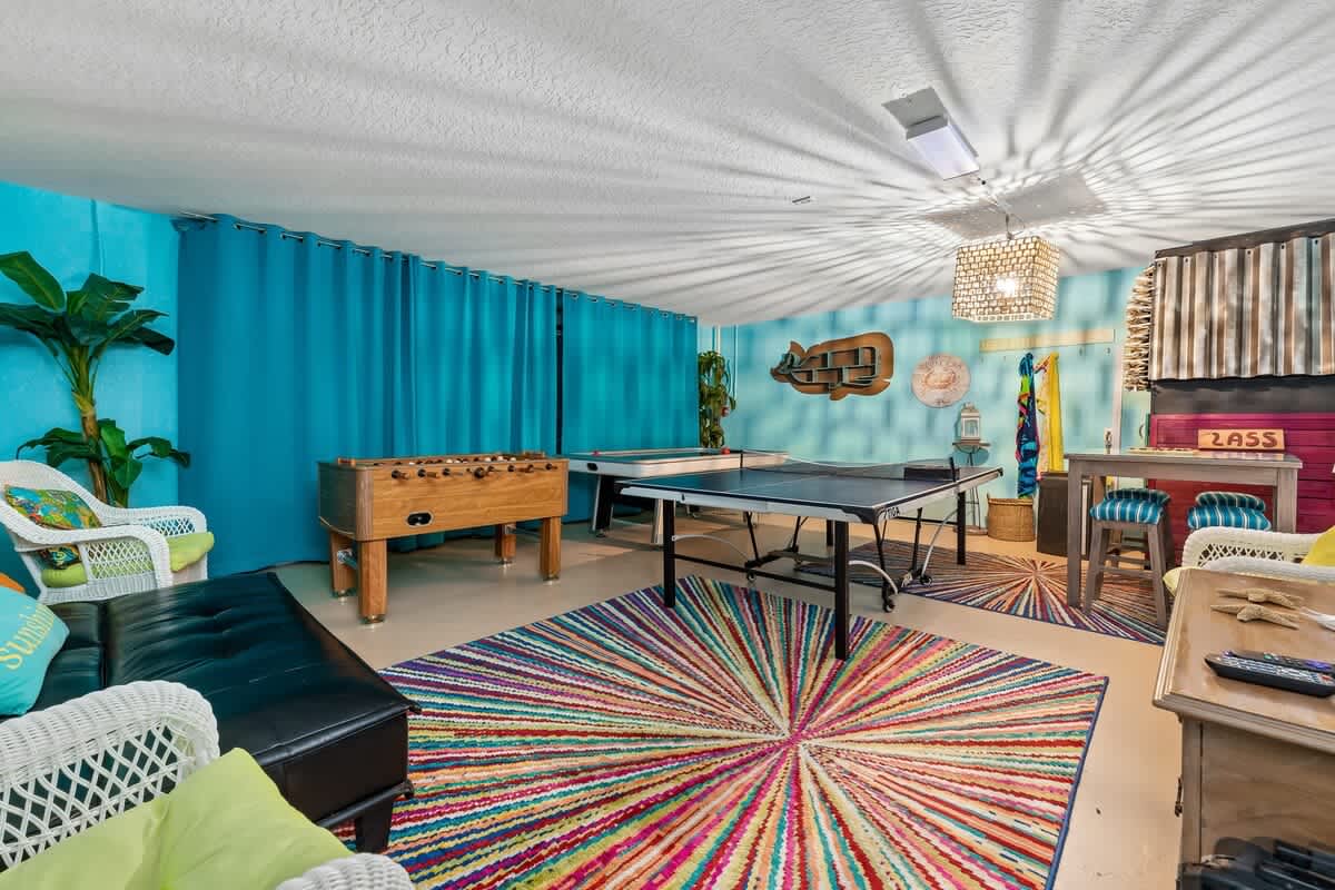 Estate w/private pool & movie theater