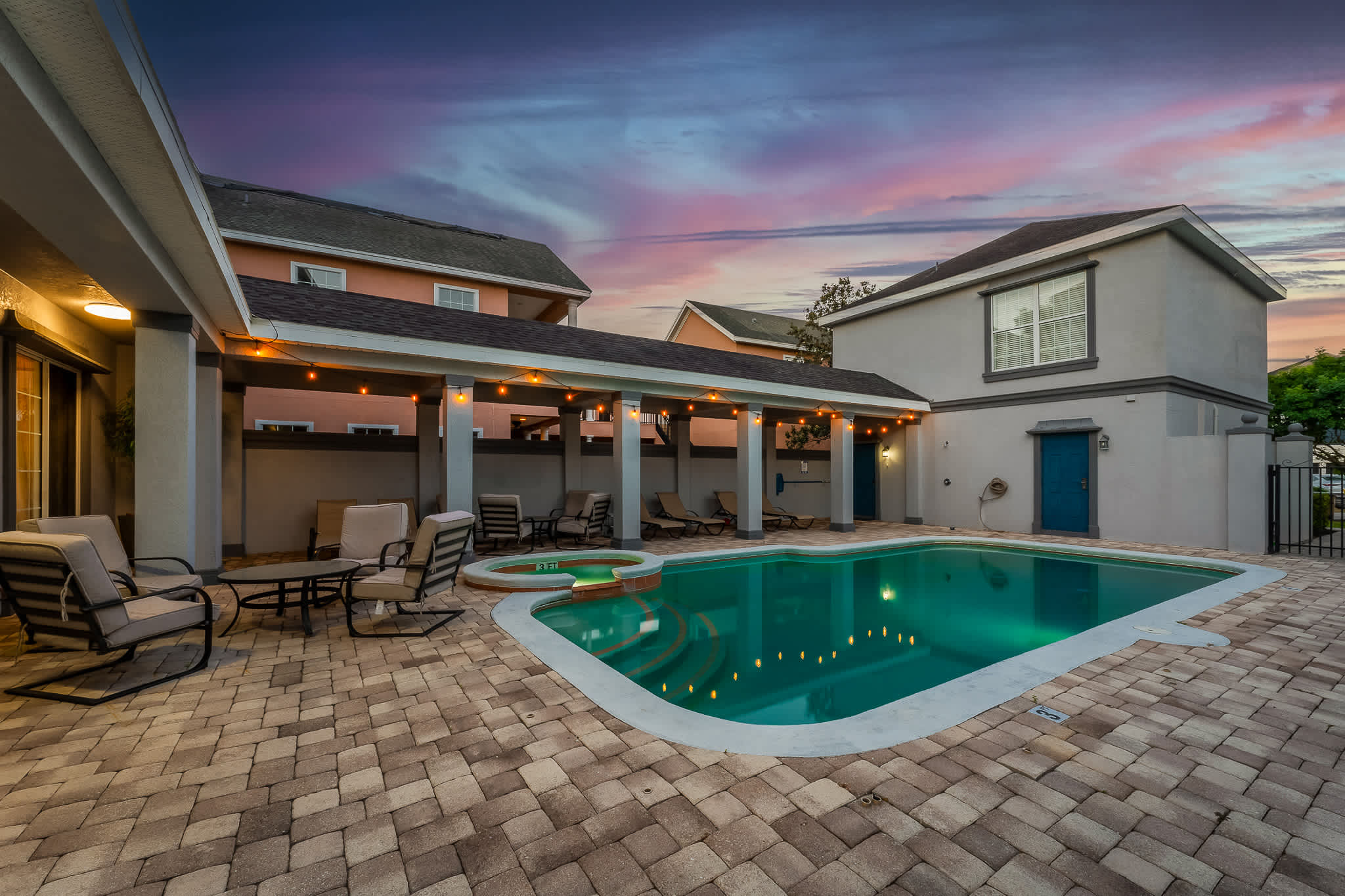 Estate w/private pool & movie theater