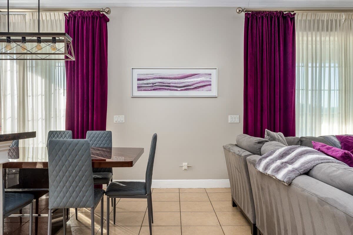 Estate w/private pool & movie theater