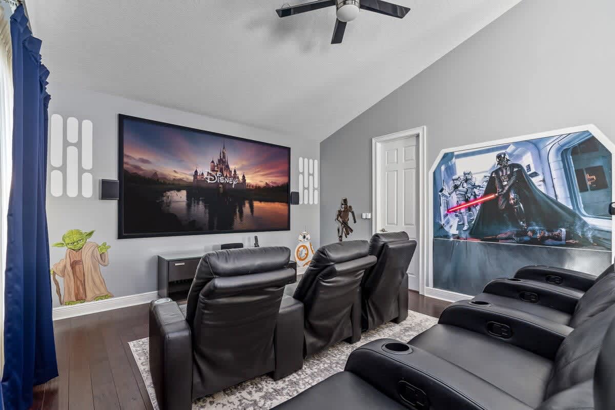 Estate w/private pool & movie theater